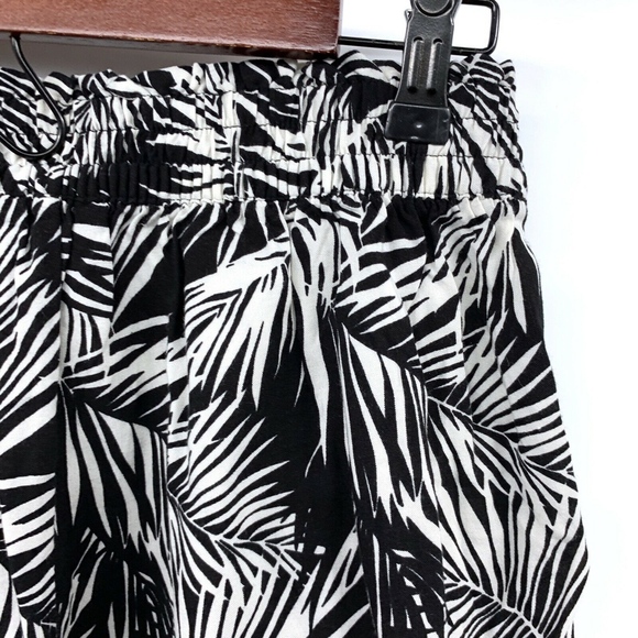 H&M Black White Floral Palm Leaf High Waist Shorts - Picture 5 of 6